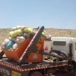 آیا نشت شیرابه از ماشین های حمل زباله و ریزش خاک و نخاله های ساختمانی زباله های تهران تخلف است؟